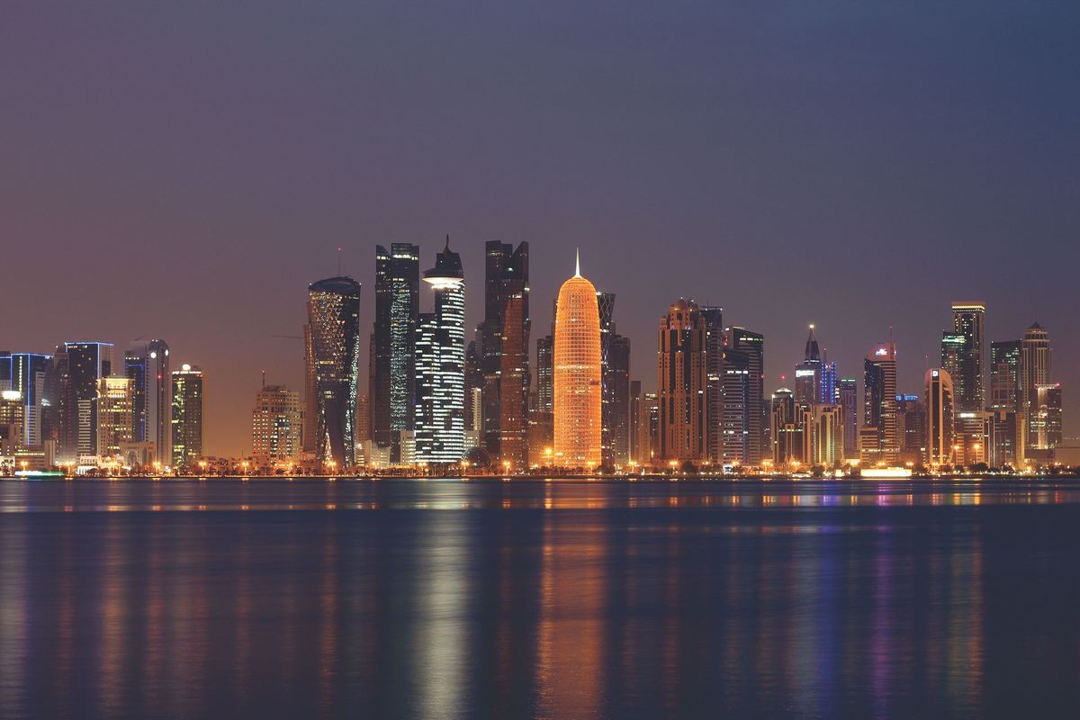أبراج الخليج الغربي في الدوحة ليلاً